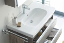 Handtuchhalter, Schubladen und schicke Armaturen